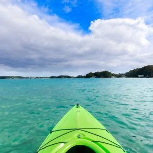 無料スマホ壁紙 シーカヤックでGO！。AndroidとiPhoneに対応した4K高画質の無料待ち受け画像。三重県志摩市の間崎島で撮影したフリー写真素材