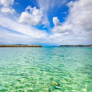 運気が上がる待ち受け 透き通った海。AndroidとiPhoneに対応した4K高画質の無料スマホ壁紙。三重県志摩市の間崎島で撮影したフリー写真素材