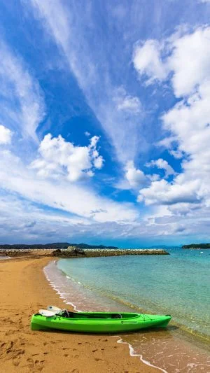 無料スマホ壁紙 間崎島の浜とシーカヤック。AndroidとiPhoneに対応した4K高画質の無料待ち受け画像。三重県志摩市の間崎島で撮影したフリー写真素材