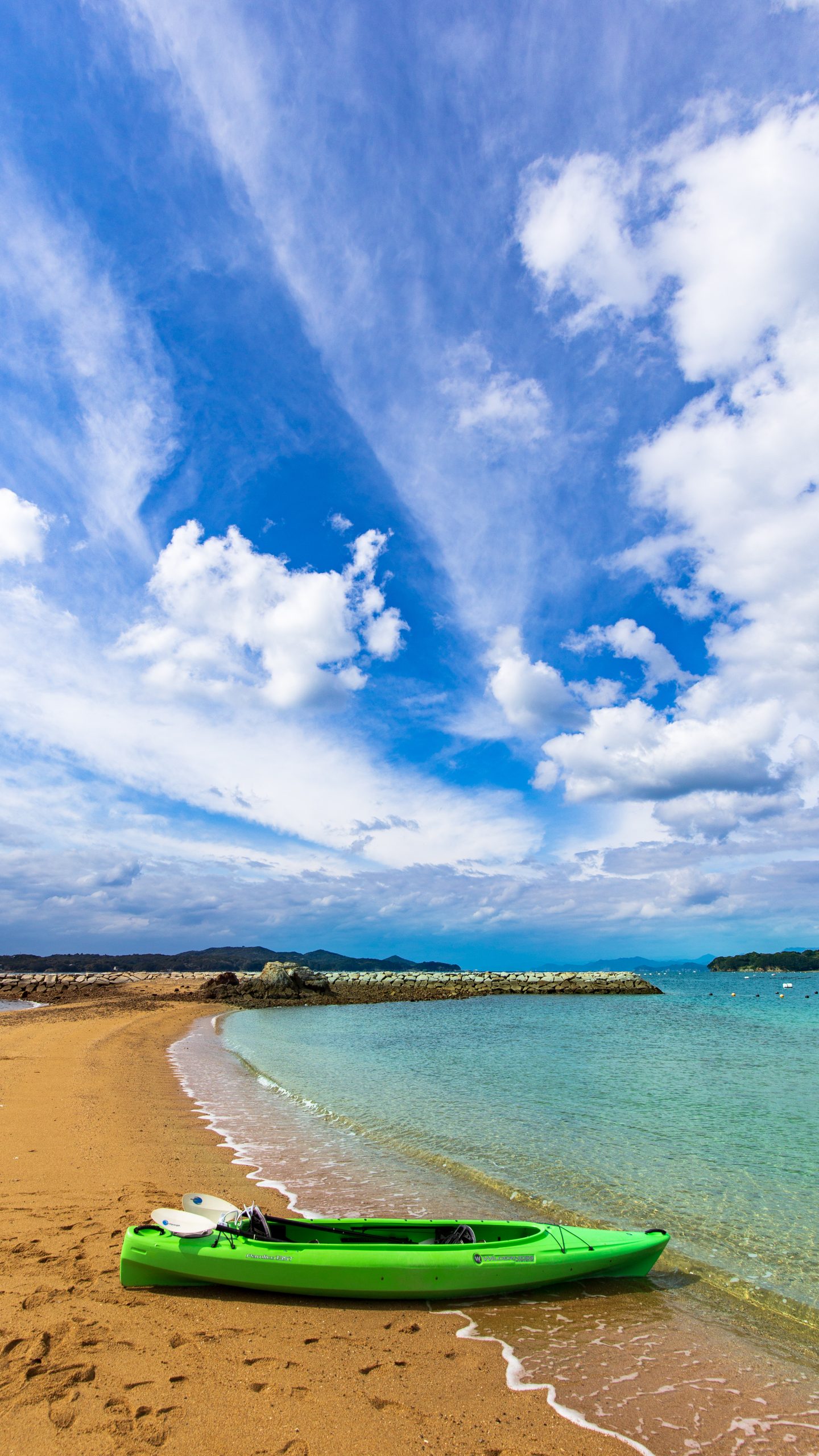 間崎島の浜とシーカヤック(三重県志摩市)