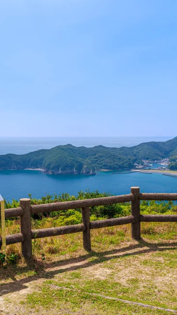 無料壁紙 相賀浦ニワ浜方面を眺める。PCとデスクトップ壁紙に最適な4K高画質の無料壁紙。三重県南伊勢町の南海展望台で撮影したフリー写真素材