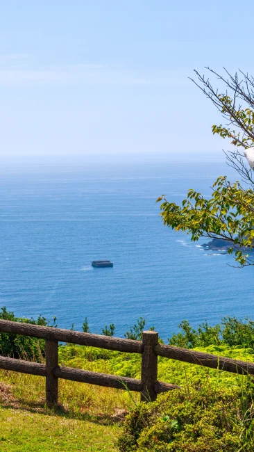 無料壁紙 プリケツが眺める海。PCとデスクトップ壁紙に最適な4K高画質の無料壁紙。三重県南伊勢町の南海展望台で撮影したフリー写真素材