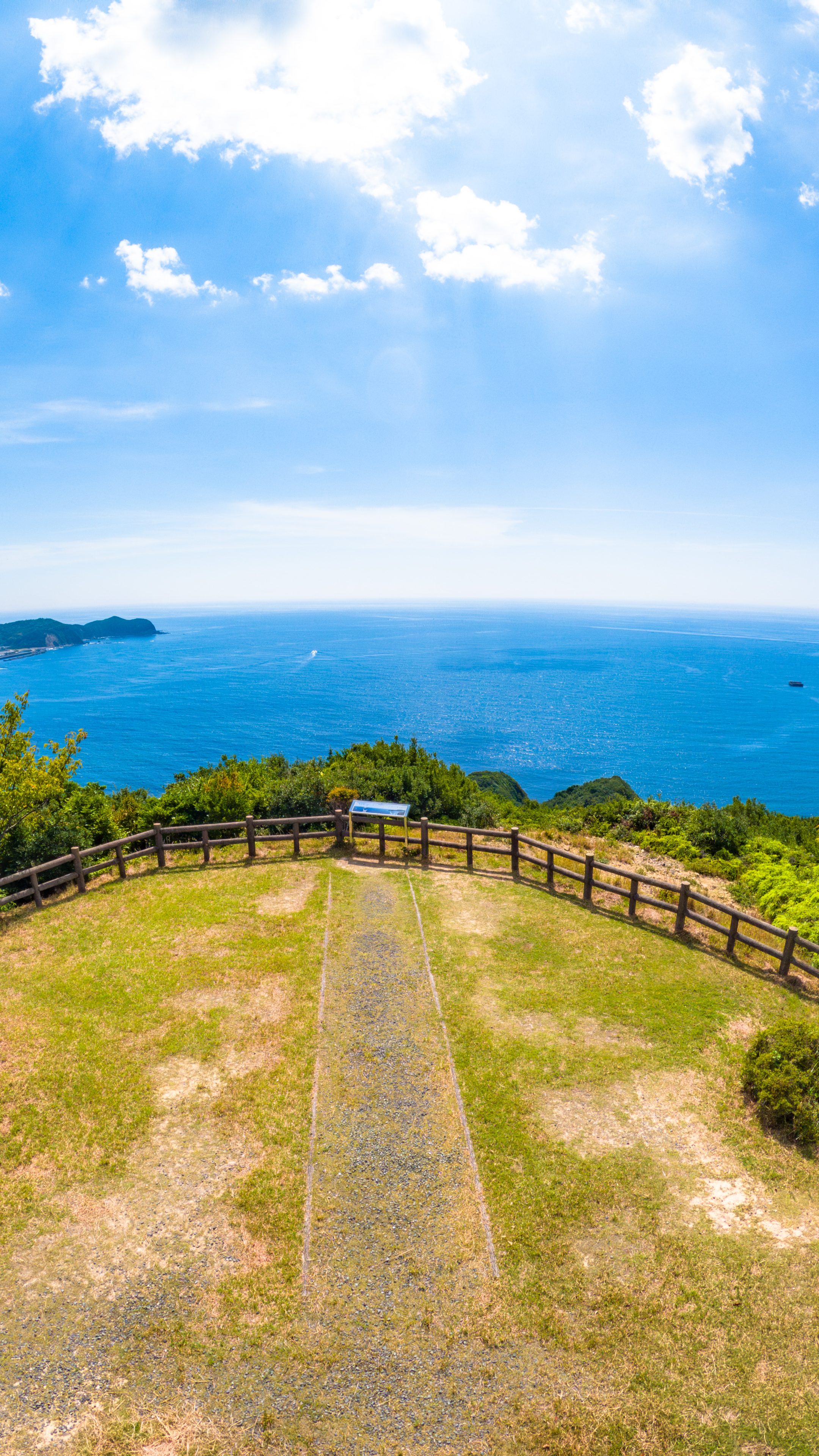 無料スマホ壁紙 海は広いな大きいな〜。AndroidとiPhoneに対応した4K高画質の無料待ち受け画像。三重県南伊勢町の南海展望台で撮影したフリー写真素材