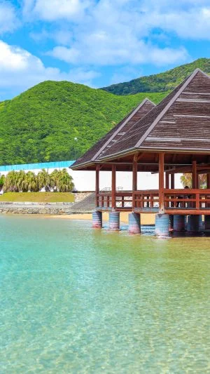 無料スマホ壁紙 休憩所と山々。AndroidとiPhoneに対応した4K高画質の無料待ち受け画像。三重県大紀町の錦向井ヶ浜トロピカルガーデンで撮影したフリー写真素材