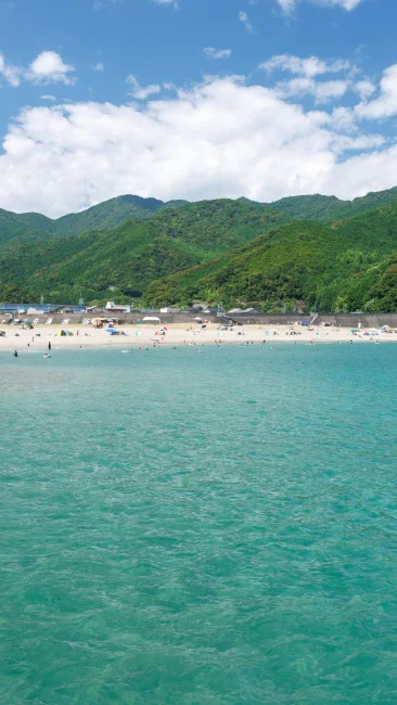 エメラルドグリーンの海水浴場（三重県熊野市・大泊海水浴場）
