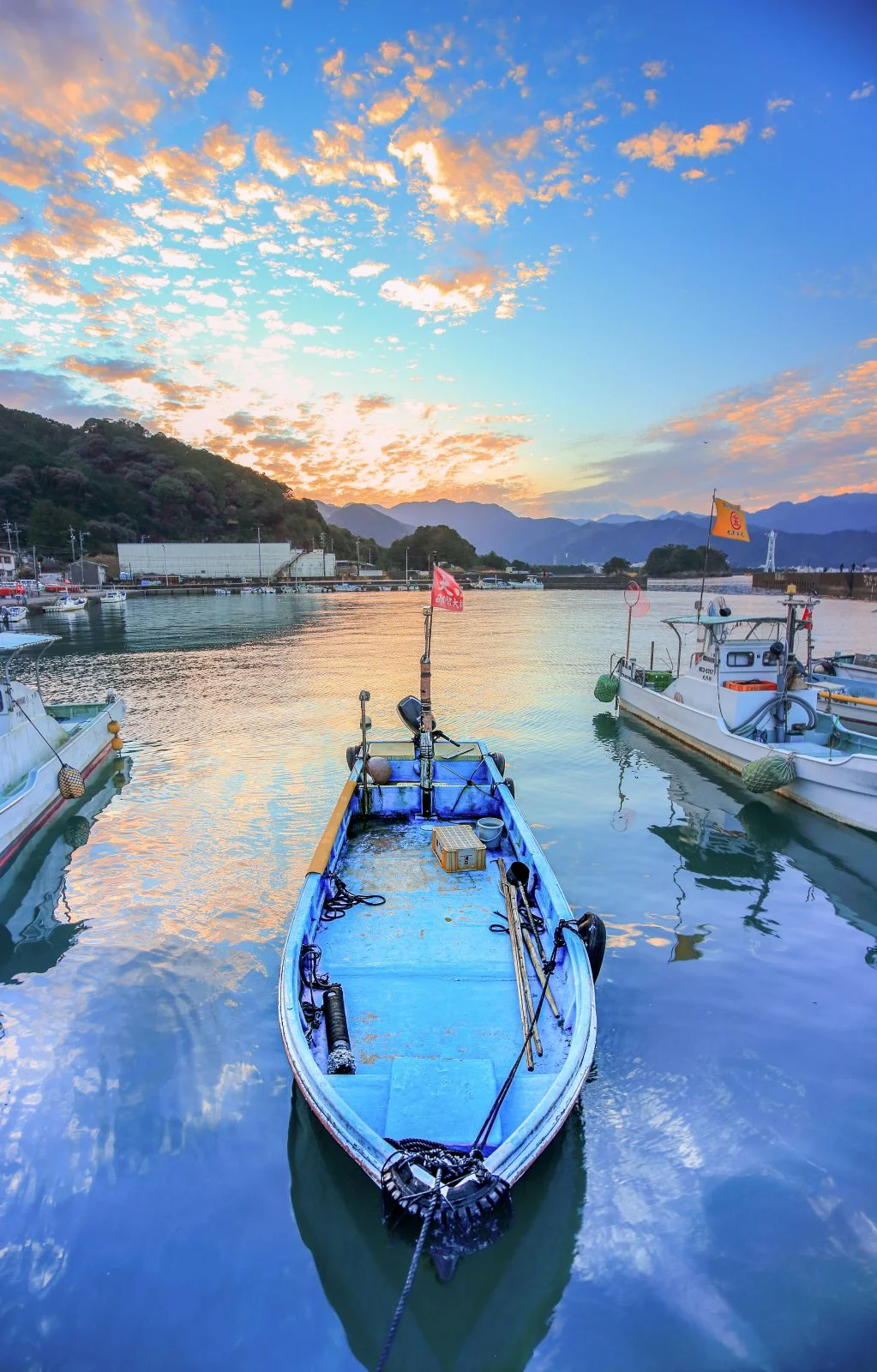 無料スマホ壁紙 マジックアワー漁船。AndroidとiPhoneに対応した4K高画質の無料待ち受け画像。三重県尾鷲市の大曽根浦漁港で撮影したフリー写真素材
