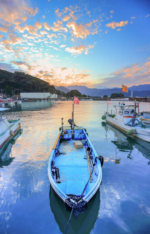 無料スマホ壁紙 マジックアワー漁船。AndroidとiPhoneに対応した4K高画質の無料待ち受け画像。三重県尾鷲市の大曽根浦漁港で撮影したフリー写真素材