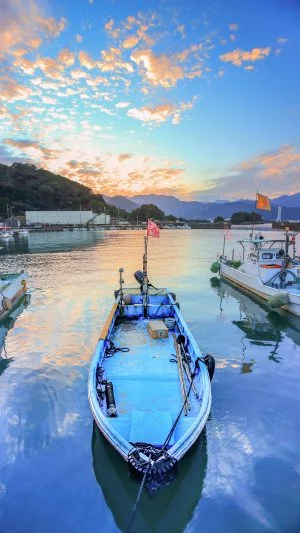 無料スマホ壁紙 マジックアワー漁船。AndroidとiPhoneに対応した4K高画質の無料待ち受け画像。三重県尾鷲市の大曽根浦漁港で撮影したフリー写真素材