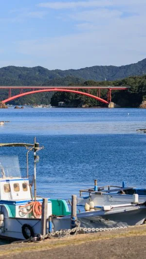 無料壁紙 漁船と南東大橋。PCとデスクトップ壁紙に最適な4K高画質の無料壁紙。三重県南伊勢町の親子大橋で撮影したフリー写真素材