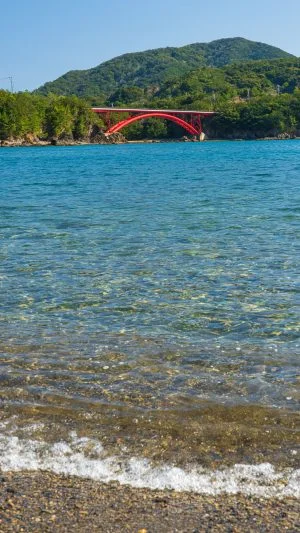 無料スマホ壁紙 南島大橋を浜から眺める。AndroidとiPhoneに対応した4K高画質の無料待ち受け画像。三重県南伊勢町の親子大橋で撮影したフリー写真素材