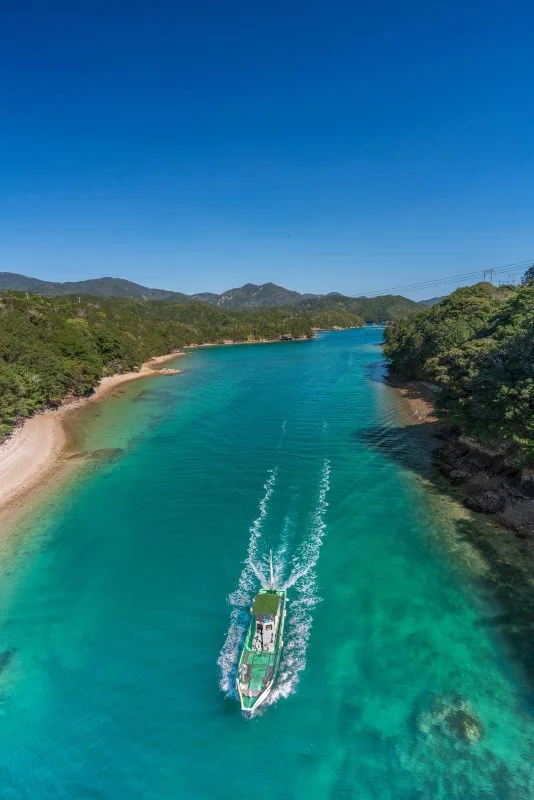 無料スマホ壁紙 阿曽浦大橋を潜ろうとする船。AndroidとiPhoneに対応した4K高画質の無料待ち受け画像。三重県南伊勢町の親子大橋で撮影したフリー写真素材