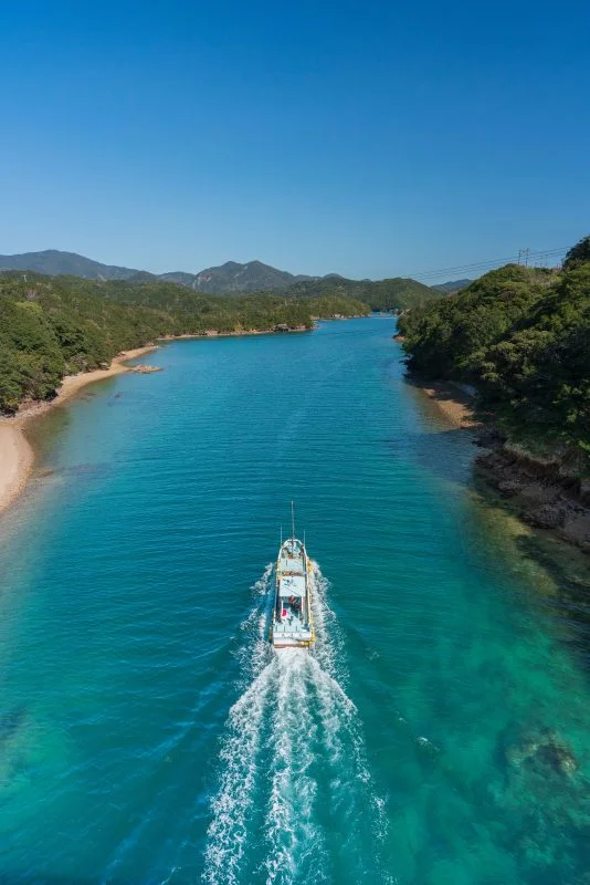 無料スマホ壁紙 阿曽浦大橋を渡る船。AndroidとiPhoneに対応した4K高画質の無料待ち受け画像。三重県南伊勢町の親子大橋で撮影したフリー写真素材