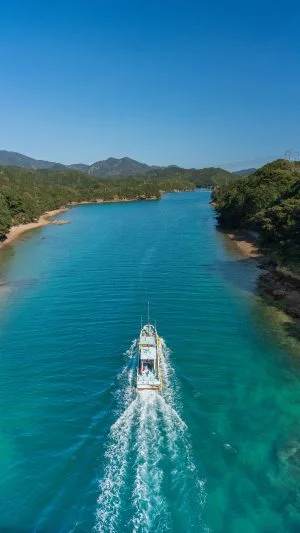 無料スマホ壁紙 阿曽浦大橋を渡る船。AndroidとiPhoneに対応した4K高画質の無料待ち受け画像。三重県南伊勢町の親子大橋で撮影したフリー写真素材