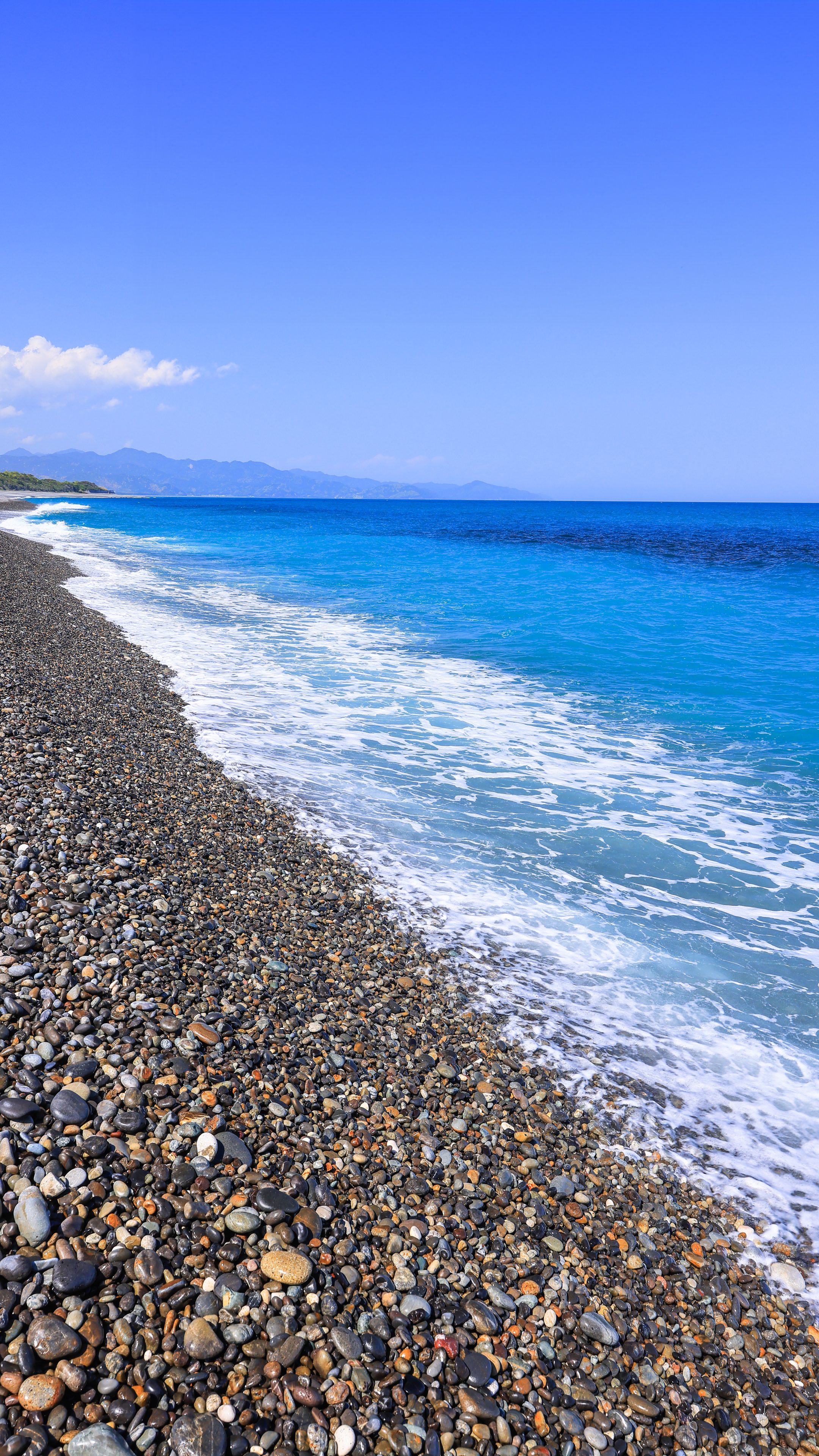 青く輝かしい海(三重県御浜町・七里御浜ふれあいビーチ)