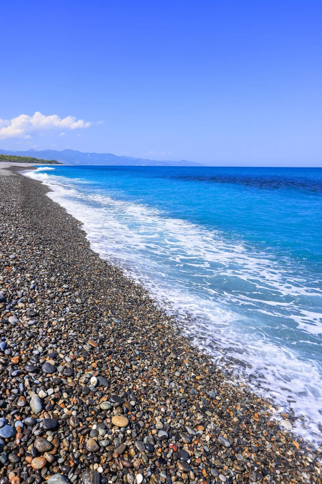 無料スマホ壁紙 青く輝かしい海。AndroidとiPhoneに対応した4K高画質の無料待ち受け画像。三重県御浜町の七里御浜ふれあいビーチで撮影したフリー写真素材