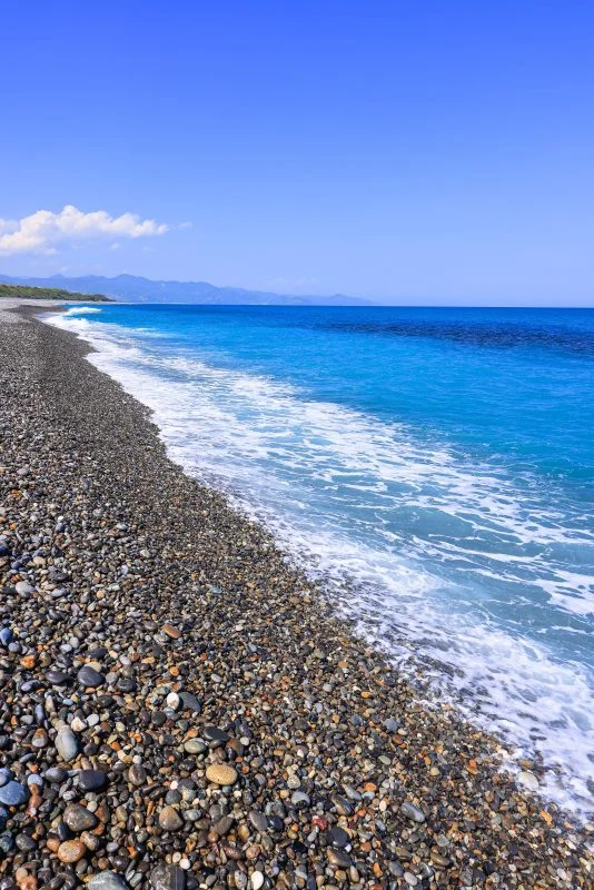 無料スマホ壁紙 青く輝かしい海。AndroidとiPhoneに対応した4K高画質の無料待ち受け画像。三重県御浜町の七里御浜ふれあいビーチで撮影したフリー写真素材