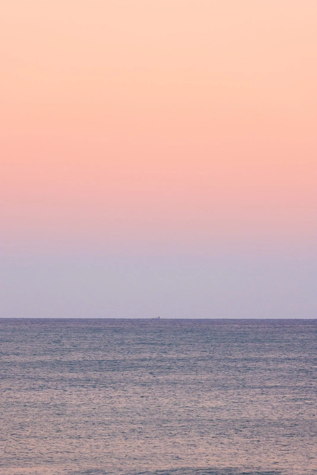 無料スマホ壁紙 優しい夕焼けの海。AndroidとiPhoneに対応した4K高画質の無料待ち受け画像。三重県御浜町の七里御浜ふれあいビーチで撮影したフリー写真素材