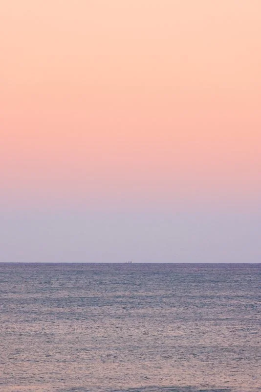 無料スマホ壁紙 優しい夕焼けの海。AndroidとiPhoneに対応した4K高画質の無料待ち受け画像。三重県御浜町の七里御浜ふれあいビーチで撮影したフリー写真素材