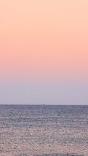 無料スマホ壁紙 優しい夕焼けの海。AndroidとiPhoneに対応した4K高画質の無料待ち受け画像。三重県御浜町の七里御浜ふれあいビーチで撮影したフリー写真素材