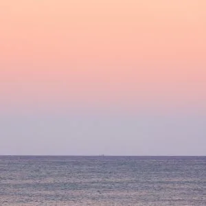 無料スマホ壁紙 優しい夕焼けの海。AndroidとiPhoneに対応した4K高画質の無料待ち受け画像。三重県御浜町の七里御浜ふれあいビーチで撮影したフリー写真素材