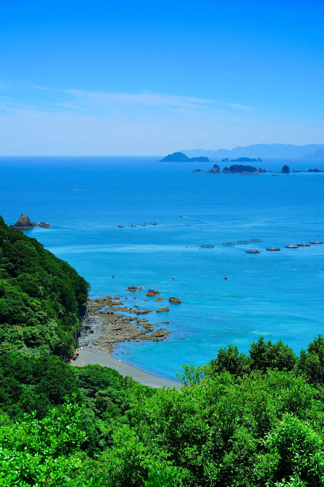 無料スマホ壁紙 初夏の錦湾。AndroidとiPhoneに対応した4K高画質の無料待ち受け画像。三重県大紀町の塩浜山村広場で撮影したフリー写真素材