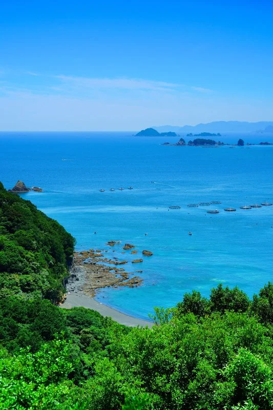 無料スマホ壁紙 初夏の錦湾。AndroidとiPhoneに対応した4K高画質の無料待ち受け画像。三重県大紀町の塩浜山村広場で撮影したフリー写真素材