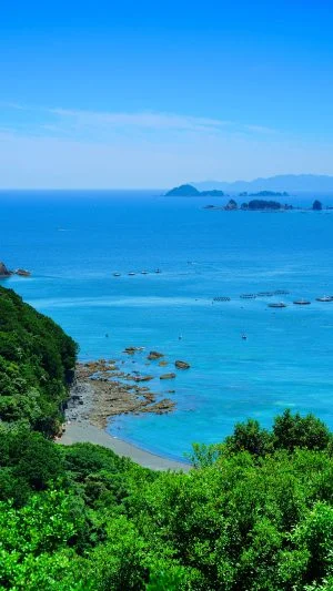 無料スマホ壁紙 初夏の錦湾。AndroidとiPhoneに対応した4K高画質の無料待ち受け画像。三重県大紀町の塩浜山村広場で撮影したフリー写真素材