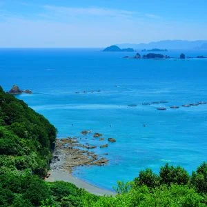 無料スマホ壁紙 初夏の錦湾。AndroidとiPhoneに対応した4K高画質の無料待ち受け画像。三重県大紀町の塩浜山村広場で撮影したフリー写真素材