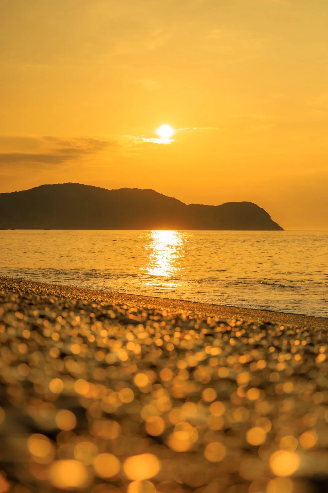 運気が上がる待ち受け 世界遺産の海に昇る朝日。AndroidとiPhoneに対応した4K高画質の無料スマホ壁紙。三重県熊野市の七里御浜で撮影したフリー写真素材