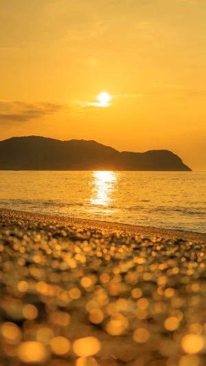 運気が上がる待ち受け 世界遺産の海に昇る朝日。AndroidとiPhoneに対応した4K高画質の無料スマホ壁紙。三重県熊野市の七里御浜で撮影したフリー写真素材