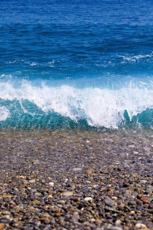 無料スマホ壁紙 熊野灘の青。AndroidとiPhoneに対応した4K高画質の無料待ち受け画像。三重県熊野市の七里御浜で撮影したフリー写真素材