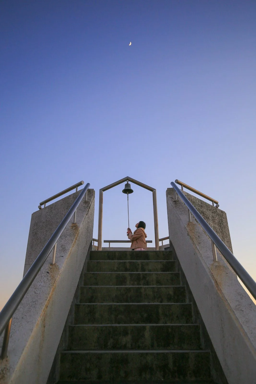 無料スマホ壁紙 三日月と鐘。AndroidとiPhoneに対応した4K高画質の無料待ち受け画像。三重県鳥羽市の菅崎園地（春雨展望台）で撮影したフリー写真素材