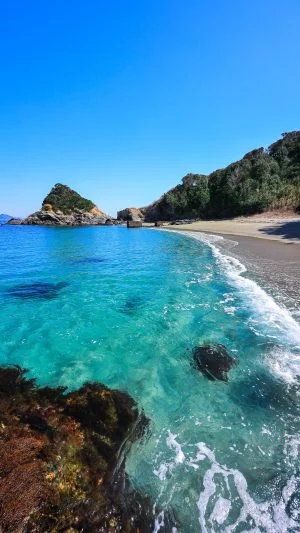 無料スマホ壁紙 青く美しい「しろんご浜」。AndroidとiPhoneに対応した4K高画質の無料待ち受け画像。三重県鳥羽市の菅島で撮影したフリー写真素材