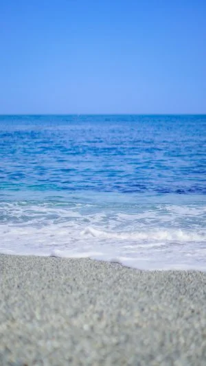 無料スマホ壁紙 おだやかな白波。AndroidとiPhoneに対応した4K高画質の無料待ち受け画像。三重県鳥羽市の菅島で撮影したフリー写真素材