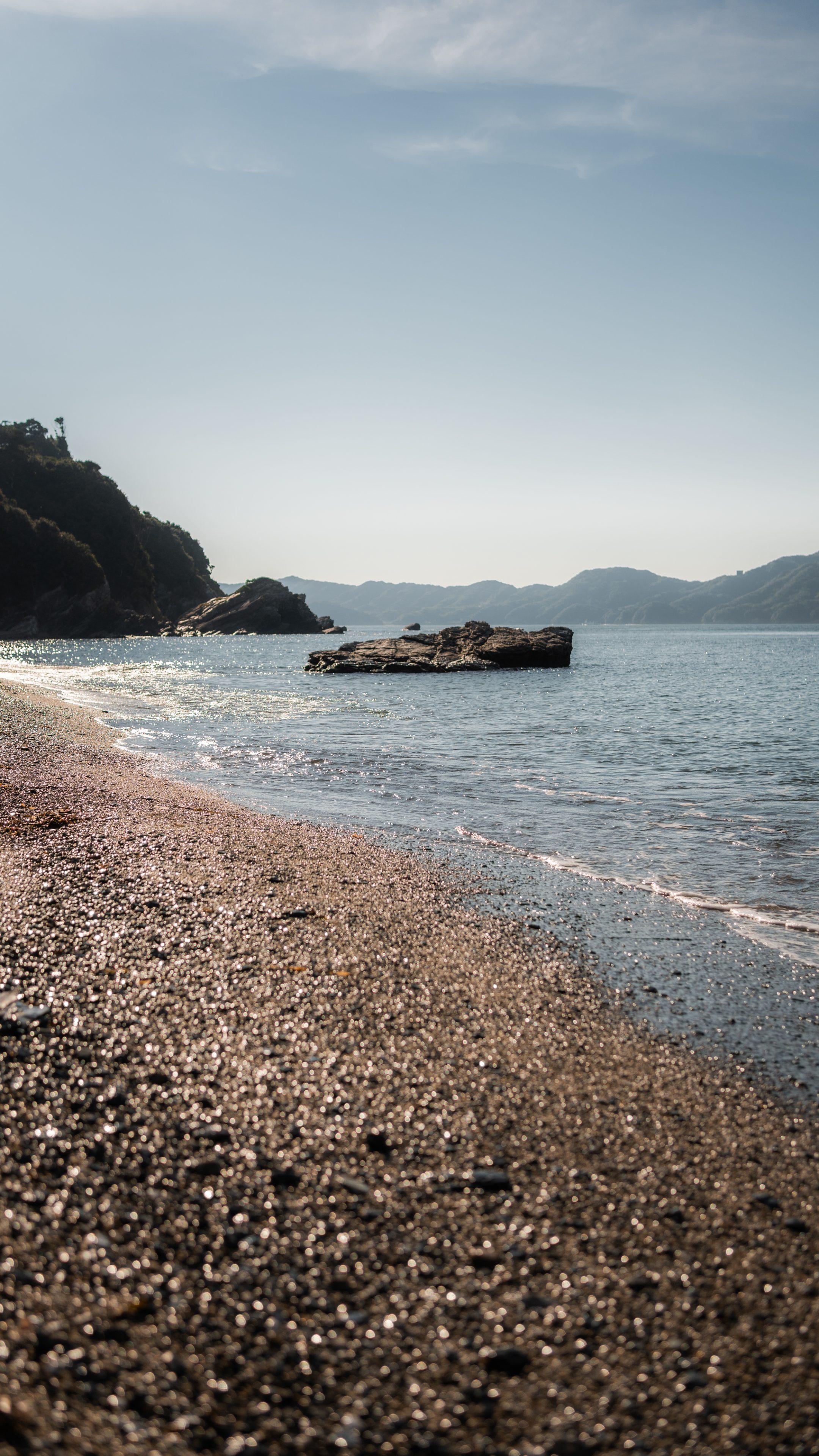無料スマホ壁紙 離島の海岸。AndroidとiPhoneに対応した4K高画質の無料待ち受け画像。三重県鳥羽市の菅島で撮影したフリー写真素材