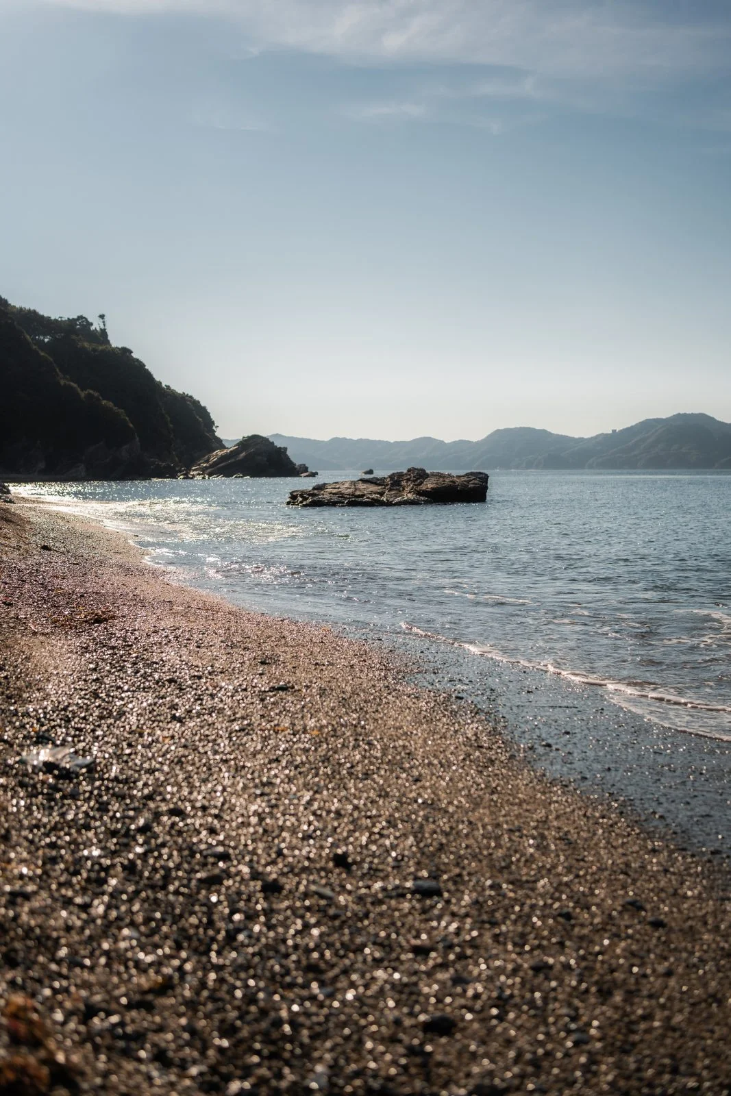 無料スマホ壁紙 離島の海岸。AndroidとiPhoneに対応した4K高画質の無料待ち受け画像。三重県鳥羽市の菅島で撮影したフリー写真素材