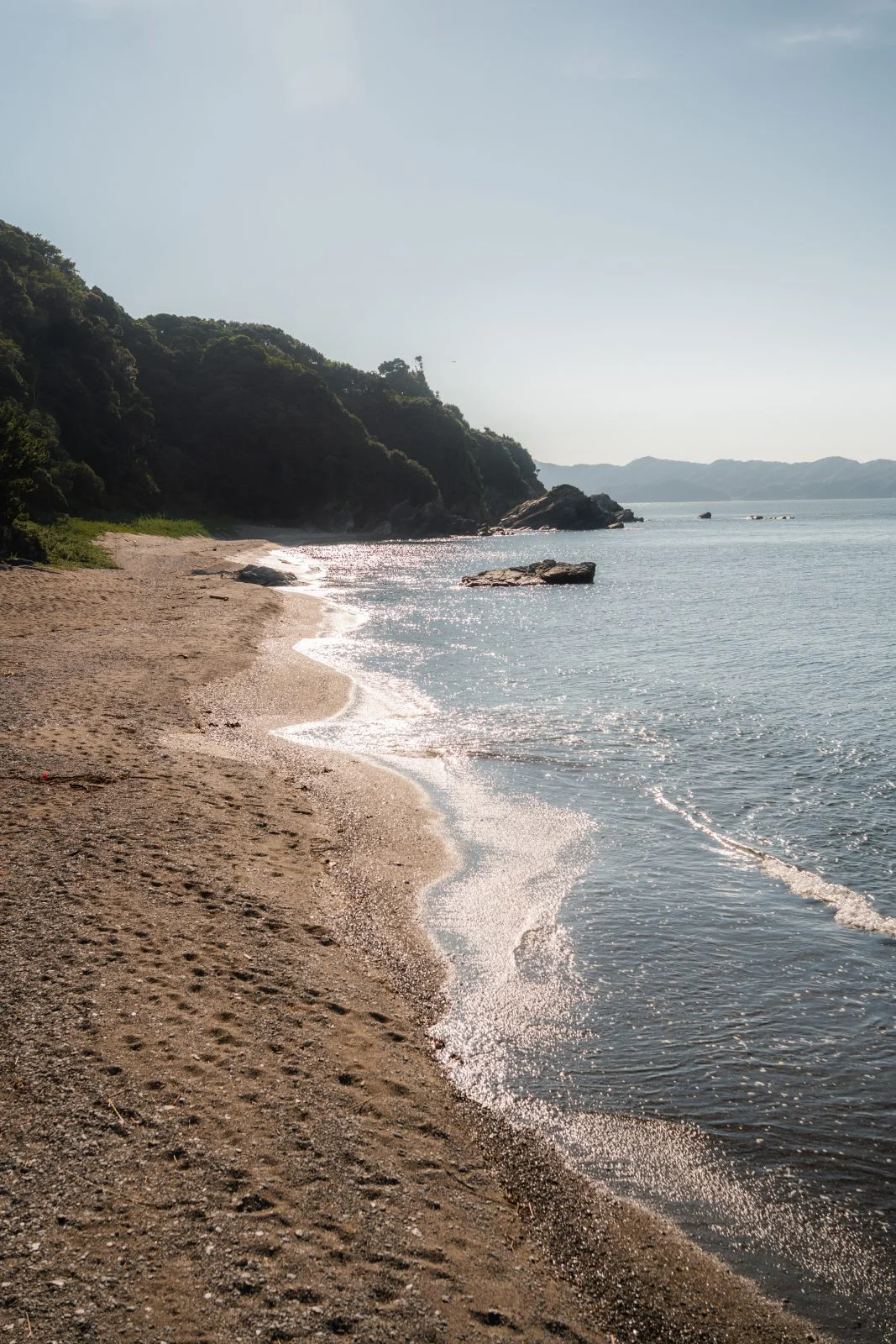 無料スマホ壁紙 煌めくしろんご浜。AndroidとiPhoneに対応した4K高画質の無料待ち受け画像。三重県鳥羽市の菅島で撮影したフリー写真素材