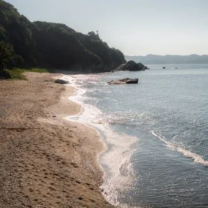 無料スマホ壁紙 煌めくしろんご浜。AndroidとiPhoneに対応した4K高画質の無料待ち受け画像。三重県鳥羽市の菅島で撮影したフリー写真素材