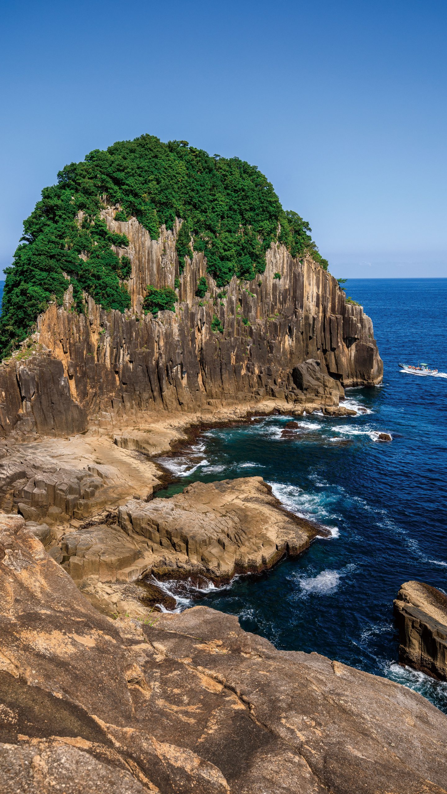 楯ヶ崎の大岸壁と遊覧船(三重県熊野市)