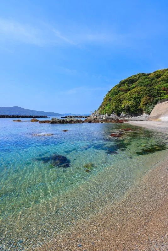 無料スマホ壁紙 和具サンシャインビーチ近くの海岸。AndroidとiPhoneに対応した4K高画質の無料待ち受け画像。三重県鳥羽市の答志島で撮影したフリー写真素材