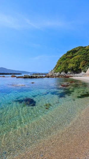 無料スマホ壁紙 和具サンシャインビーチ近くの海岸。AndroidとiPhoneに対応した4K高画質の無料待ち受け画像。三重県鳥羽市の答志島で撮影したフリー写真素材