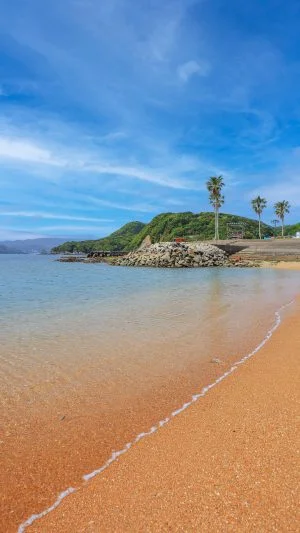 無料スマホ壁紙 和具サンシャインビーチの波打ち際。AndroidとiPhoneに対応した4K高画質の無料待ち受け画像。三重県鳥羽市の答志島で撮影したフリー写真素材