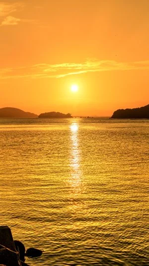 運気が上がる待ち受け 漁港から眺める黄金の夕焼け。AndroidとiPhoneに対応した4K高画質の無料スマホ壁紙。三重県鳥羽市の答志島で撮影したフリー写真素材