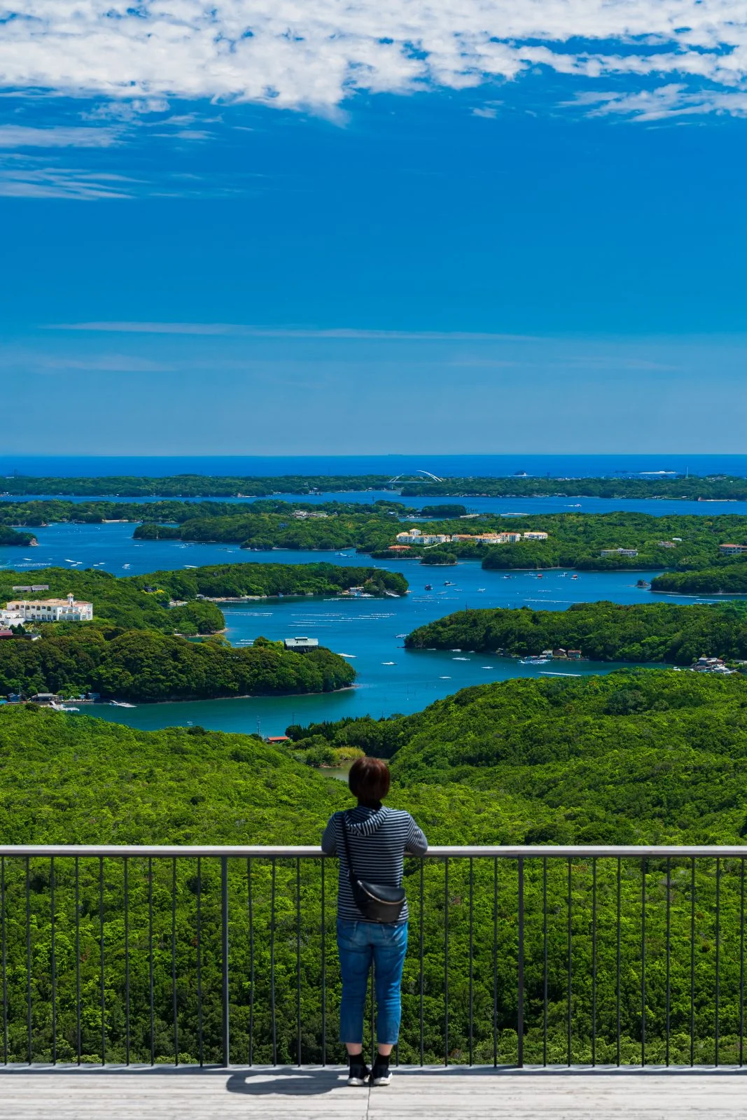 無料スマホ壁紙 初夏の英虞湾を望む（縦）。AndroidとiPhoneに対応した4K高画質の無料待ち受け画像。三重県志摩市の横山展望台で撮影したフリー写真素材