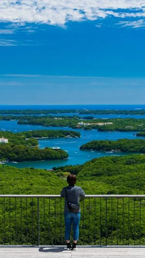 無料スマホ壁紙 初夏の英虞湾を望む（縦）。AndroidとiPhoneに対応した4K高画質の無料待ち受け画像。三重県志摩市の横山展望台で撮影したフリー写真素材