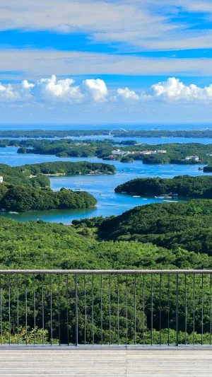 無料壁紙 夏雲と英虞湾と展望デッキ。PCとデスクトップ壁紙に最適な4K高画質の無料壁紙。三重県志摩市の横山展望台で撮影したフリー写真素材