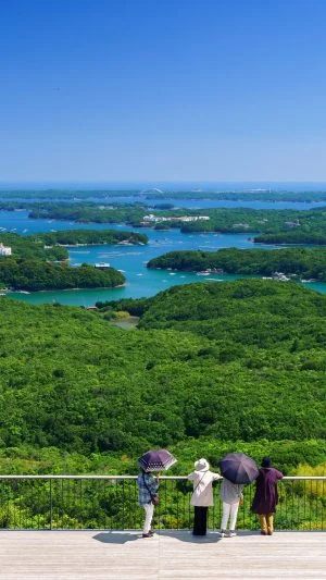 無料壁紙 英虞湾を眺める人。PCとデスクトップ壁紙に最適な4K高画質の無料壁紙。三重県志摩市の横山展望台で撮影したフリー写真素材