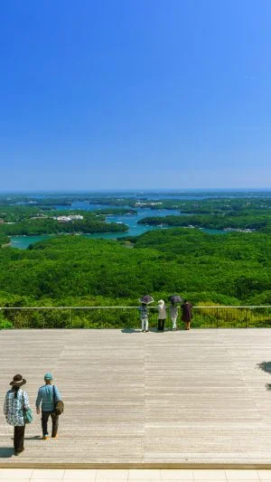 無料壁紙 展望デッキを歩く人。PCとデスクトップ壁紙に最適な4K高画質の無料壁紙。三重県志摩市の横山展望台で撮影したフリー写真素材