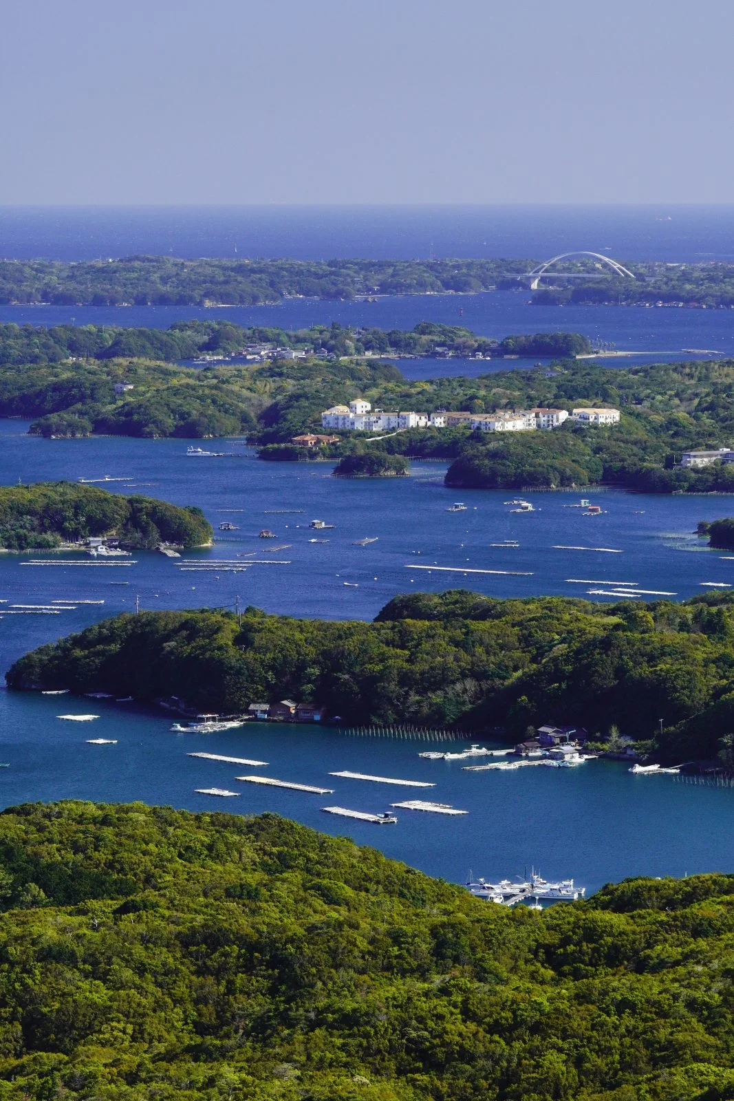 無料スマホ壁紙 英虞湾と養殖イカダ。AndroidとiPhoneに対応した4K高画質の無料待ち受け画像。三重県志摩市の横山展望台で撮影したフリー写真素材