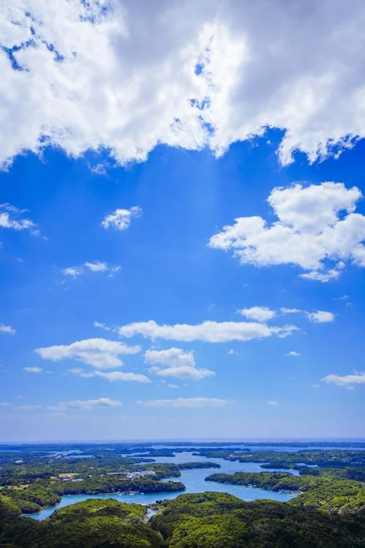 無料スマホ壁紙 天空のような青空と英虞湾。AndroidとiPhoneに対応した4K高画質の無料待ち受け画像。三重県志摩市の横山展望台で撮影したフリー写真素材